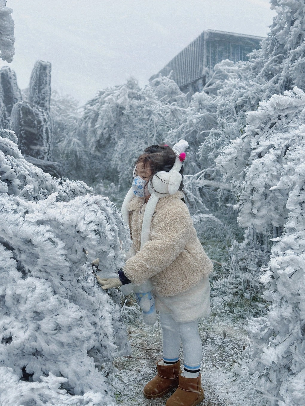 Bé Sóc, 5 tuổi, từng "chinh chiến" nhiều cung đường du lịch cùng bố mẹ nên rất yêu thích thiên nhiên (Ảnh: Nhân vật cung cấp). Bé Sóc, 5 tuổi, từng "chinh chiến" nhiều cung đường du lịch cùng bố mẹ nên rất yêu thích thiên nhiên (Ảnh: Nhân vật cung cấp).