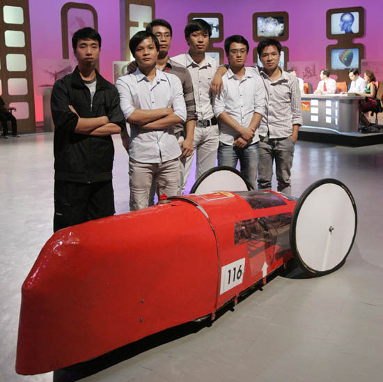 Nhóm sinh viên tác giả của chiếc xe siêu tiết kiệm nhiên liệu