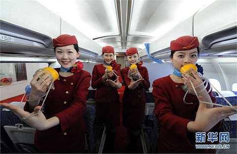 Những nữ học viên tập hướng dẫn hành khách đeo mặt nạ oxy trong mô hình máy bay