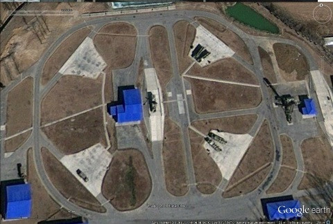 Ảnh vệ tinh Google Earth: Tổ hợp TLPK S-300PMU ở ngoại ô Bắc Kinh. Ảnh vệ tinh Google Earth: Tổ hợp TLPK S-300PMU ở ngoại ô Bắc Kinh