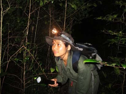 Thu Trang trong chuyến nghiên cứu về linh trưởng hoạt động về đêm tại Tsitongambarika, Madagascar.
