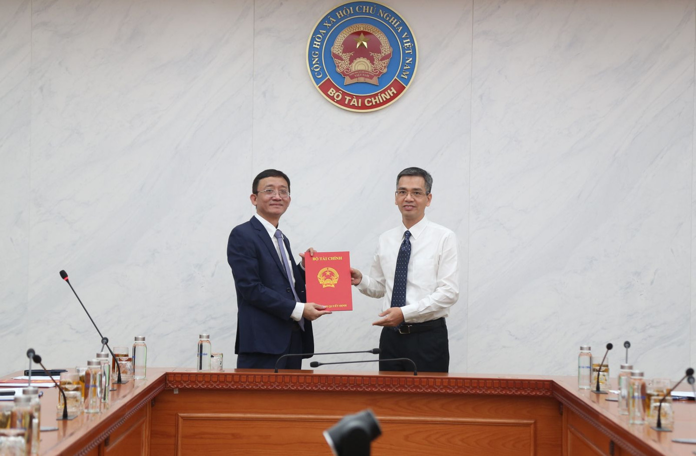 Thứ trưởng Võ Thành Hưng trao quyết định cho ông Vũ Đức Hội, tân Vụ trưởng Vụ Ngân sách nhà nước.