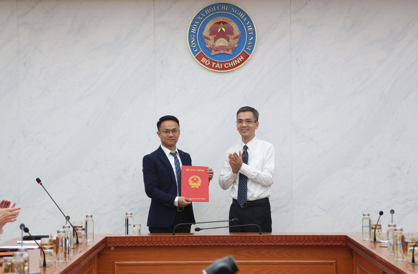 Thứ trưởng Võ Thành Hưng trao quyết định cho ông Lê Tiến Dũng, tân Phó Vụ trưởng Vụ Đầu tư.