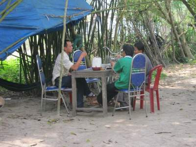 Tác giả (trái) và những người đàn ông độc thân trong xóm trò chuyện rôm rả