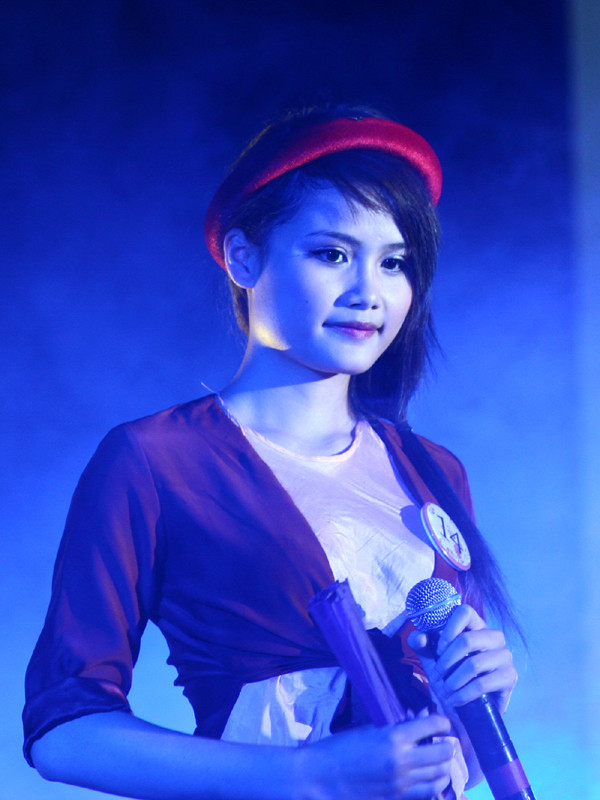 Nhiều ết mục đơn ca cũng tạo được dấu ấn (trong ảnh là Ngọc Thương với khúc “Giận mà thương”). Nhiều ết mục đơn ca cũng tạo được dấu ấn (trong ảnh là Ngọc Thương với khúc “Giận mà thương”)