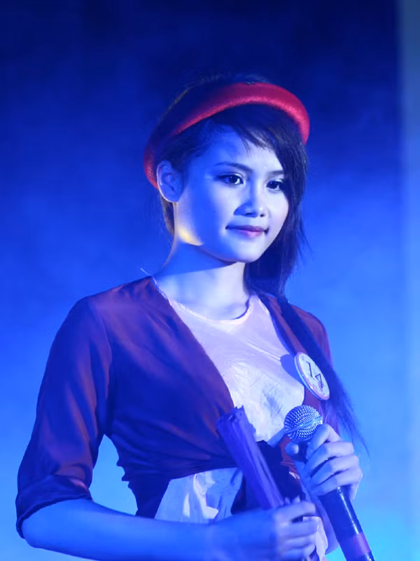 Nhiều ết mục đơn ca cũng tạo được dấu ấn (trong ảnh là Ngọc Thương với khúc “Giận mà thương”)