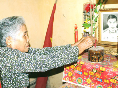 Cụ Ngò thắp hương di ảnh con trai liệt sĩ Trường Sa 