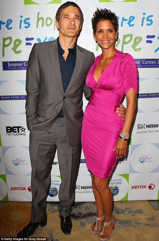 Halle Berry lần đầu tiên công khai xuất hiện với bạn trai mới