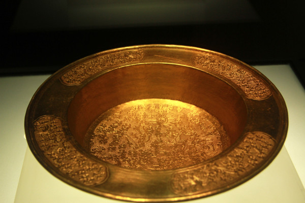 Chậu trang trí rồng bằng vàng (triều Nguyễn, 1802-1945)