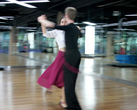 "Hôm nay chúng tôi ôn lại những bước xoay và tập thêm những bước mới. Ở động tác này tôi wíu hết cả chân. Quả này không khéo sẽ làm một cú "oạch" ngoạn mục!".