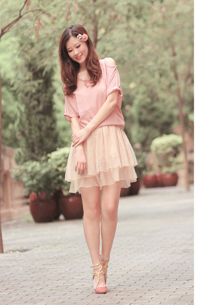 Mix váy ngắn cùng với tất cao quá đầu gối sẽ đem lại cho bạn vẻ dễ thương mà vẫn rất cá tính. Vẻ đẹp dịu dàng và dễ thương của chân váy xòe kết hợp với vẻ đẹp thanh lịch của áo sơ mi tạo nên một phong cách cực hoàn hảo. Váy ngắn + áo pull = một phong cách đậm chất teen Thêm áo khoác nhẹ nhàng cho ngày trở gió Áo sơ mi diện trong áo len hoặc áo pull mix cùng chân váy sẽ đem lại cho bạn vẻ trẻ trung thanh lịch.