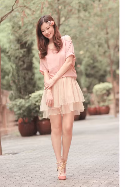 Mix váy ngắn cùng với tất cao quá đầu gối sẽ đem lại cho bạn vẻ dễ thương mà vẫn rất cá tính. Vẻ đẹp dịu dàng và dễ thương của chân váy xòe kết hợp với vẻ đẹp thanh lịch của áo sơ mi tạo nên một phong cách cực hoàn hảo. Váy ngắn + áo pull = một phong cách đậm chất teen Thêm áo khoác nhẹ nhàng cho ngày trở gió Áo sơ mi diện trong áo len hoặc áo pull mix cùng chân váy sẽ đem lại cho bạn vẻ trẻ trung thanh lịch.