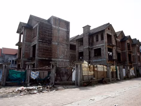 Biệt thự thành nơi đổ phế liệu, rác thải