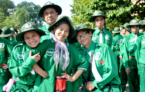 Đặc biệt, tuy mang trong mình hàng trăm khối u cùng 6 căn bệnh ung thư quái ác nhưng cô Huỳnh Thị Kiều Thu (ở giữa)vẫn quyết tâm đi bộ xuyên Việt