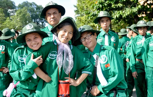 Đặc biệt, tuy mang trong mình hàng trăm khối u cùng 6 căn bệnh ung thư quái ác nhưng cô Huỳnh Thị Kiều Thu (ở giữa)vẫn quyết tâm đi bộ xuyên Việt