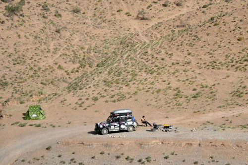 Chiếc xe dừng nghỉ chân tại một sa mạc ở Iran