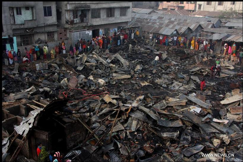 Người dân khu ổ chuột Mohakhali, thủ đô Dhaka đứng nhìn quang cảnh còn lại sau đám cháy 