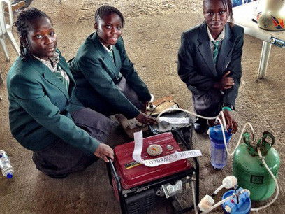 Nhóm nữ sinh với phát minh máy phát điện chạy bằng nước tiểu của mình