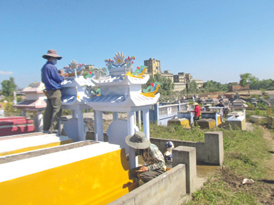 Mưu sinh cận tết ở nghĩa trang Gò Cà. Ảnh: Nam Cường