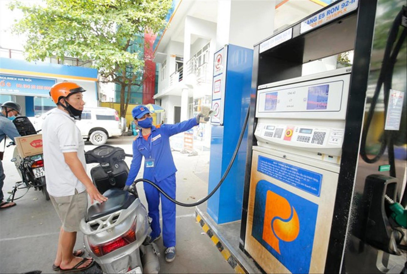 Bộ trưởng Bộ Tài chính chỉ đạo chủ động nghiên cứu báo cáo Chính phủ phương án điều chỉnh thuế tiêu thụ đặc biệt, thuế giá trị gia tăng đối với xăng dầu. Bộ trưởng Bộ Tài chính chỉ đạo chủ động nghiên cứu báo cáo Chính phủ phương án điều chỉnh thuế tiêu thụ đặc biệt, thuế giá trị gia tăng đối với xăng dầu.