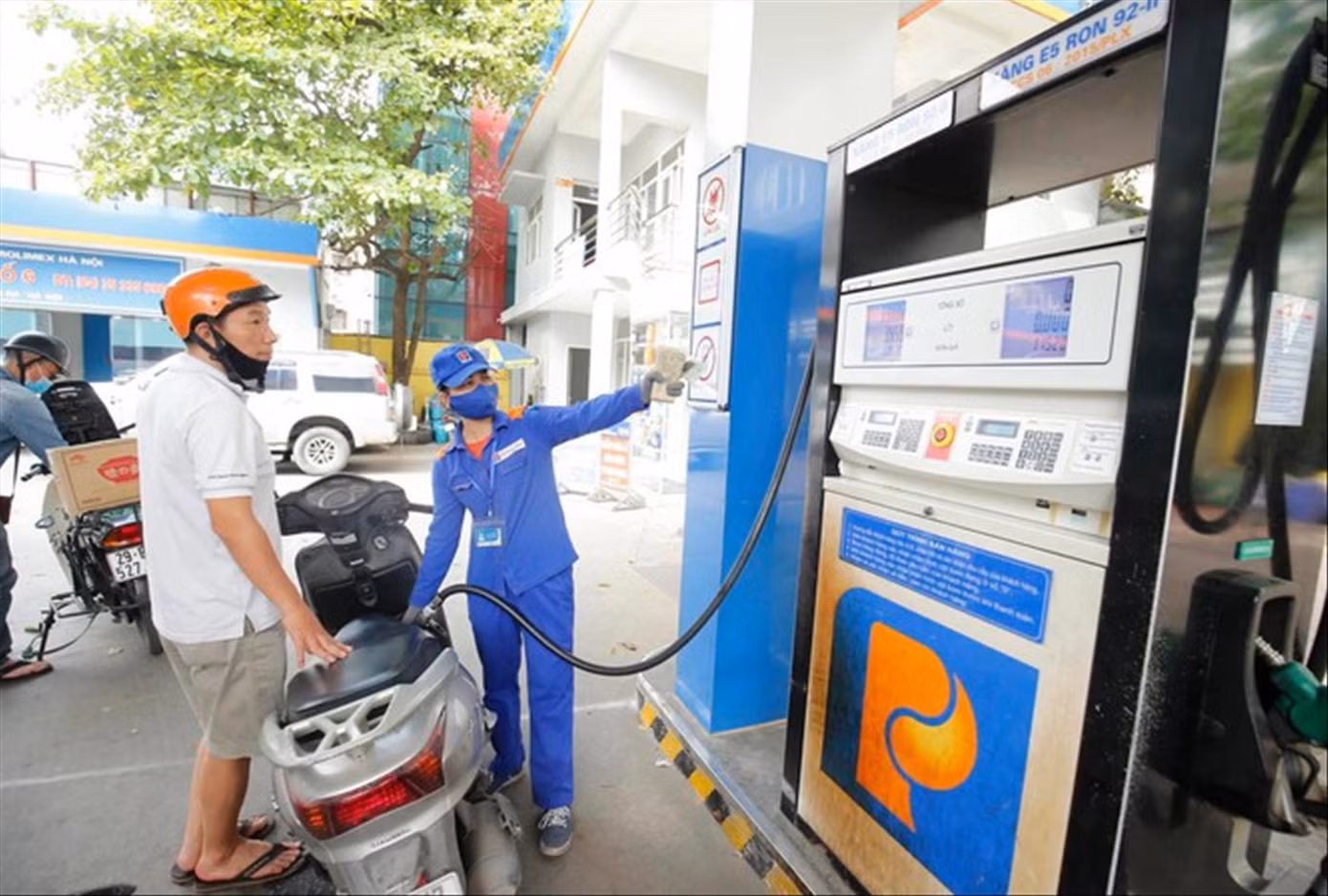 Bộ trưởng Bộ Tài chính chỉ đạo chủ động nghiên cứu báo cáo Chính phủ phương án điều chỉnh thuế tiêu thụ đặc biệt, thuế giá trị gia tăng đối với xăng dầu. Bộ trưởng Bộ Tài chính chỉ đạo chủ động nghiên cứu báo cáo Chính phủ phương án điều chỉnh thuế tiêu thụ đặc biệt, thuế giá trị gia tăng đối với xăng dầu.