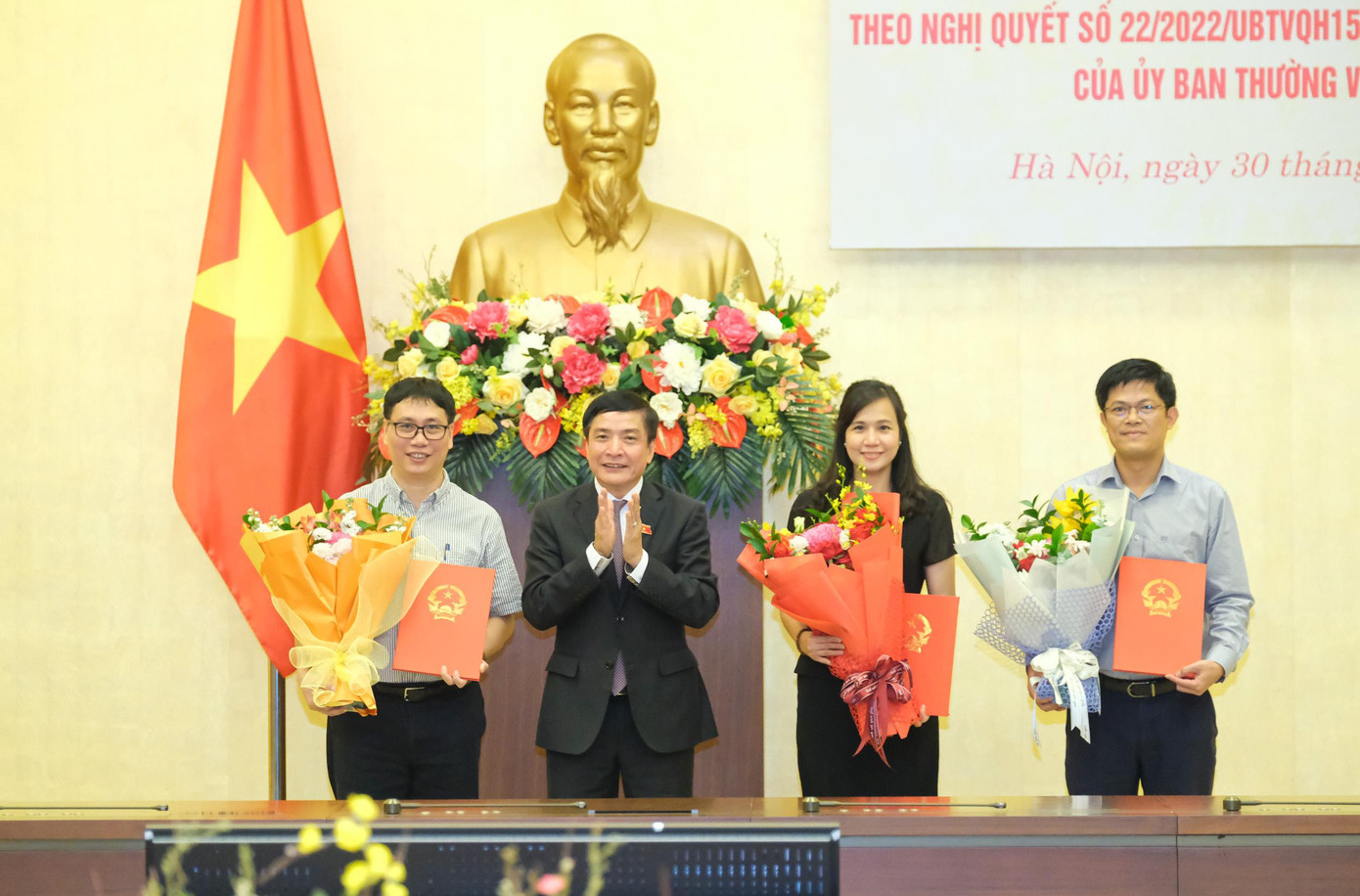 Tổng Thư ký Quốc hội, Chủ nhiệm Văn phòng Quốc hội Bùi Văn Cường trao Quyết định và tặng hoa cho các đồng chí được bổ nhiệm. Ảnh QH Tổng Thư ký Quốc hội, Chủ nhiệm Văn phòng Quốc hội Bùi Văn Cường trao Quyết định và tặng hoa cho các đồng chí được bổ nhiệm. Ảnh QH