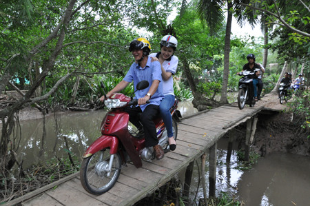 Hoa hậu Mai Phương Thúy và đoàn công tác tới thăm gia đình các hoàn cảnh khó khăn