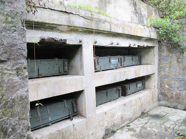 Cửa hầm đạn trong lòng núi