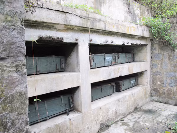 Cửa hầm đạn trong lòng núi