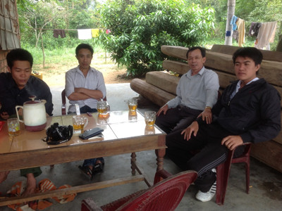 Ông Khánh (thứ 2 từ phải sang) vẫn thường xuyên có mặt ở gia đình anh Hà và các nạn nhân chia sẻ, động viên . Ông Khánh (thứ 2 từ phải sang) vẫn thường xuyên có mặt ở gia đình anh Hà và các nạn nhân chia sẻ, động viên