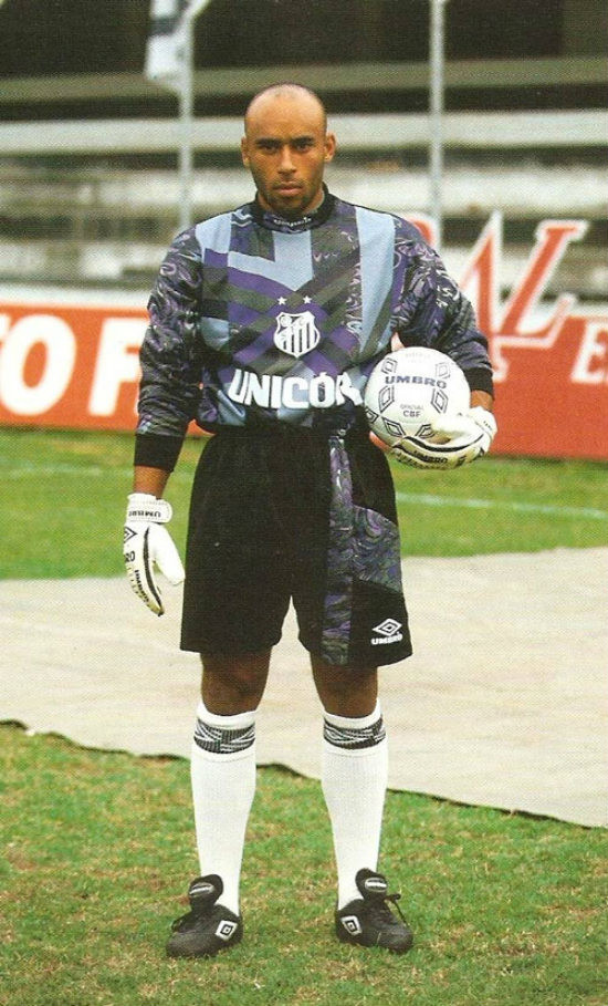 Edinho giỏi dùng ma túy hơn là bắt gôn