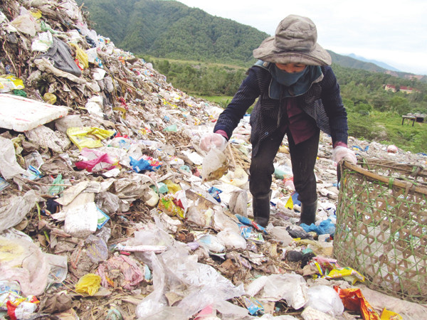 Ngày đêm chị Sở nhặt rác trả nợ