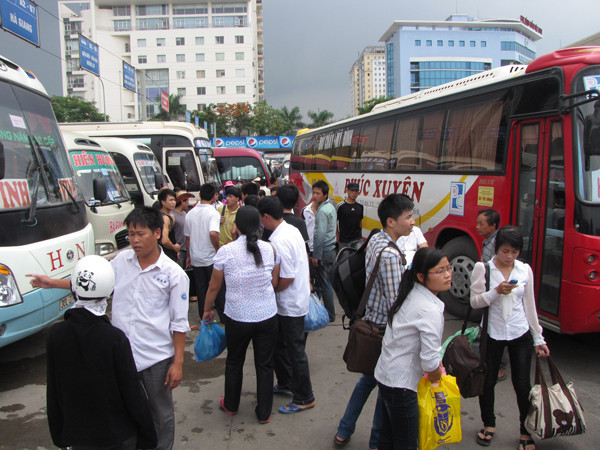 Chen nhau giành chỗ tại bến xe. Chen nhau giành chỗ tại bến xe