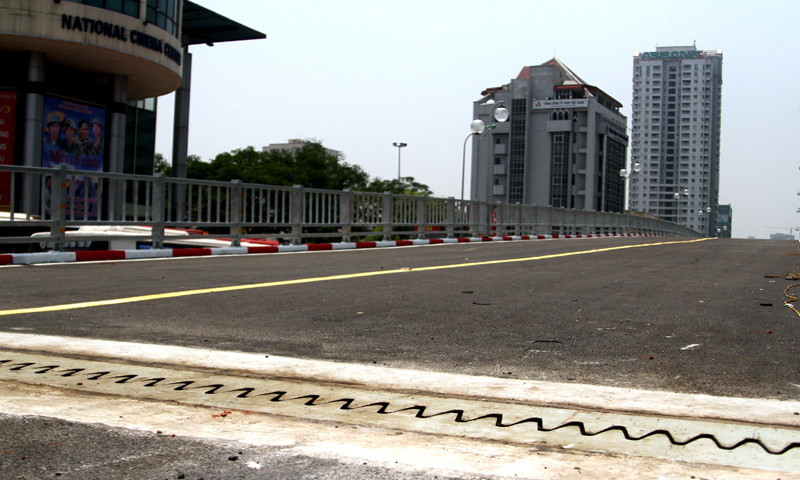 Đến nay, mặt cầu đã được dải nhựa. Các nhịp co giãn của cầu cũng đã hoàn thiện