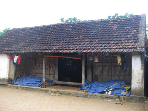 Gia đình Lành là một trong những hộ nghèo nhất xóm. Ảnh: Hoàng Phương.