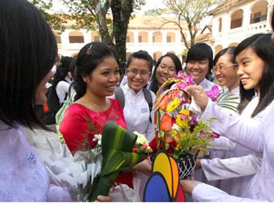 Trao cho giáo viên nhiều quyền tự chủ hơn cũng là cách để khuyến khích giáo viên. Trong ảnh: cô trò Trường THPT chuyên Lê Hồng Phong (TP.HCM) trong Ngày nhà giáo VN