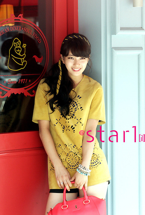 Dịu dàng nữ tính với xì tài váy xòe và tóc tết cùng khăn... Gợi cảm với quần short khoe chân thon... Đáng yêu nhưng vẫn cá tính với phong cách trang điểm tập trung vào đôi mắt... Năng động khi diện áo crop top với chân váy bút chì... Cổ điển gợi cảm với gam màu trầm.