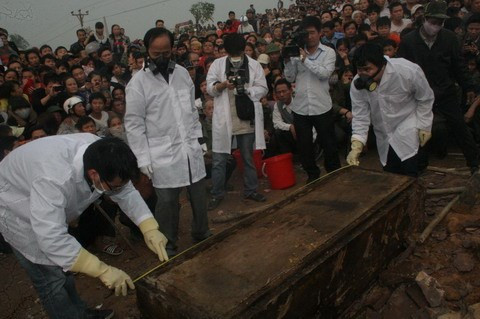 Đo đạc cẩn thận trước khi mở quan tài