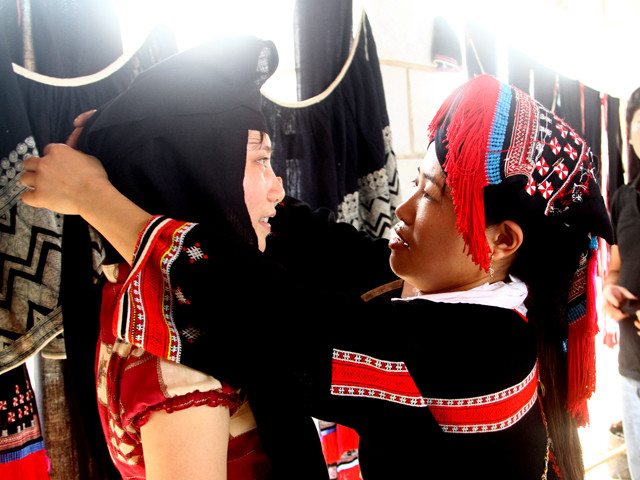 Một bản trẻ thử được hướng dẫn quấn khăn của người Dao, Sơn La