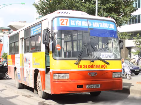 Chiếc xe buýt bị thanh niên lao đầu vào đòi ăn vạ. Chiếc xe buýt bị thanh niên lao đầu vào đòi ăn vạ