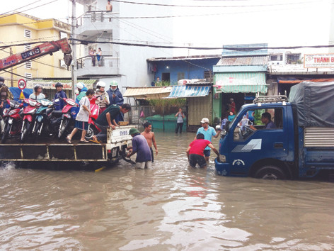 Đường Tân Hóa biến thành sông sau một trận mưa. Đường Tân Hóa biến thành sông sau một trận mưa