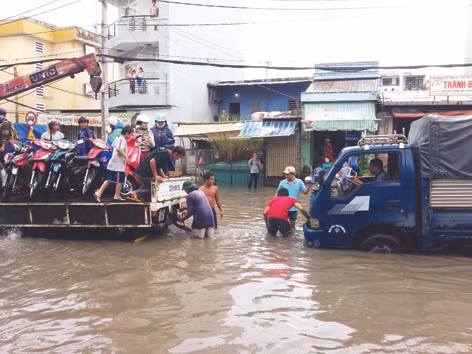 Đường Tân Hóa biến thành sông sau một trận mưa