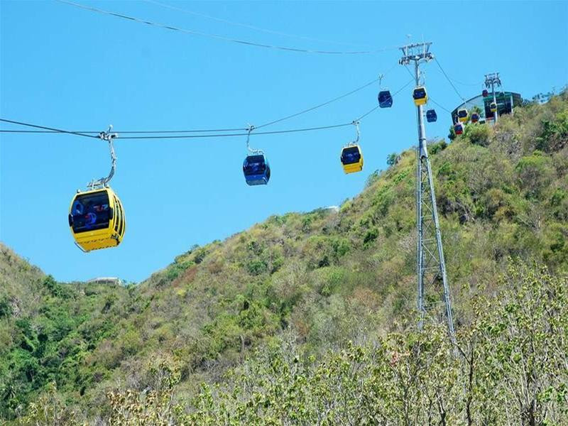 Ngắm toàn cảnh thành phố biển từ trên cáp treo. Ảnh : H.V