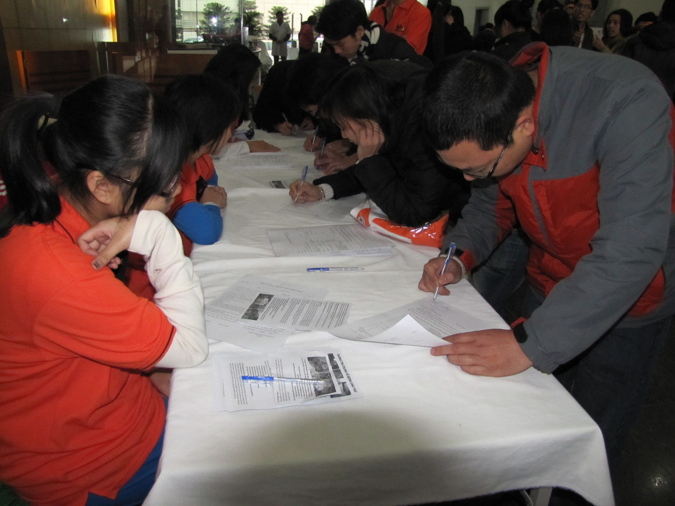 cán bộ nhân viên công ti hiến máu. cán bộ nhân viên công ti hiến máu