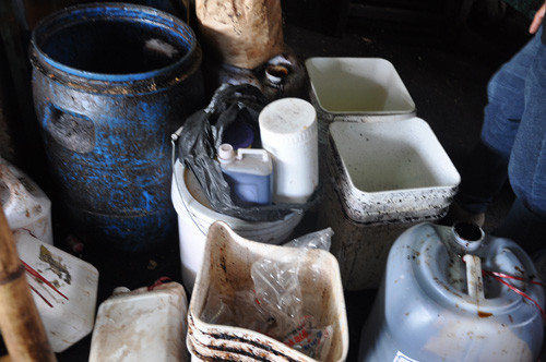 Các thùng đựng phụ gia rất dơ bẩn