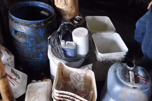 Các thùng đựng phụ gia rất dơ bẩn