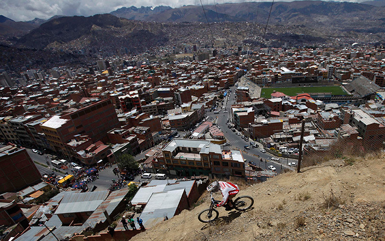 VĐV Diego Sarmiento của Peru tham gia cuộc thi đua xe đạp địa hình ở La Paz, Bolivia