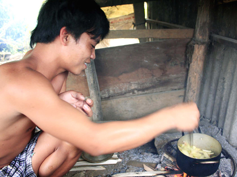 Món ăn duy nhất chiều nay của Un Thơm và 3 người bạn cùng lều là đu đủ xào