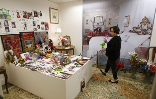 Nhiều fan đã đến buổi đấu giá để tưởng nhớ thần tượng