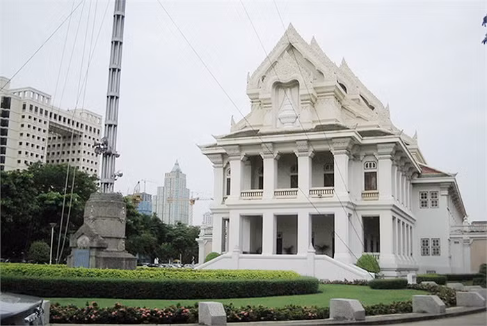 rường mang nhiều kiến trúc cổ điển